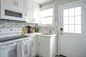 ثلاجة، ميكروويف، فرن، موقد طهي مسطح