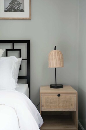 3 habitaciones, escritorio y tabla de planchar con plancha