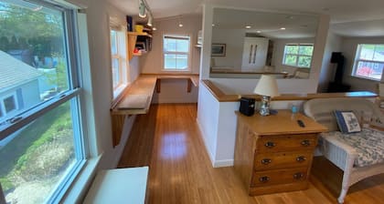 Cozy and bright shoreline studio apartment - walk to beach and row to boat