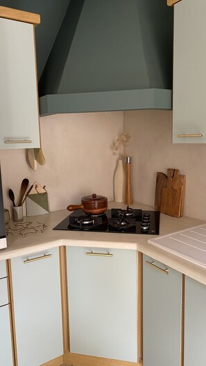 Réfrigérateur, four, plaque de cuisson, lave-vaisselle