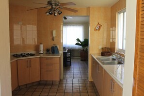 Refrigerador, microondas, parrilla de estufa y cafetera y tetera 