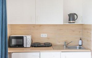 Kühlschrank, Herdplatte, Wasserkocher mit Kaffee-/Teezubehör