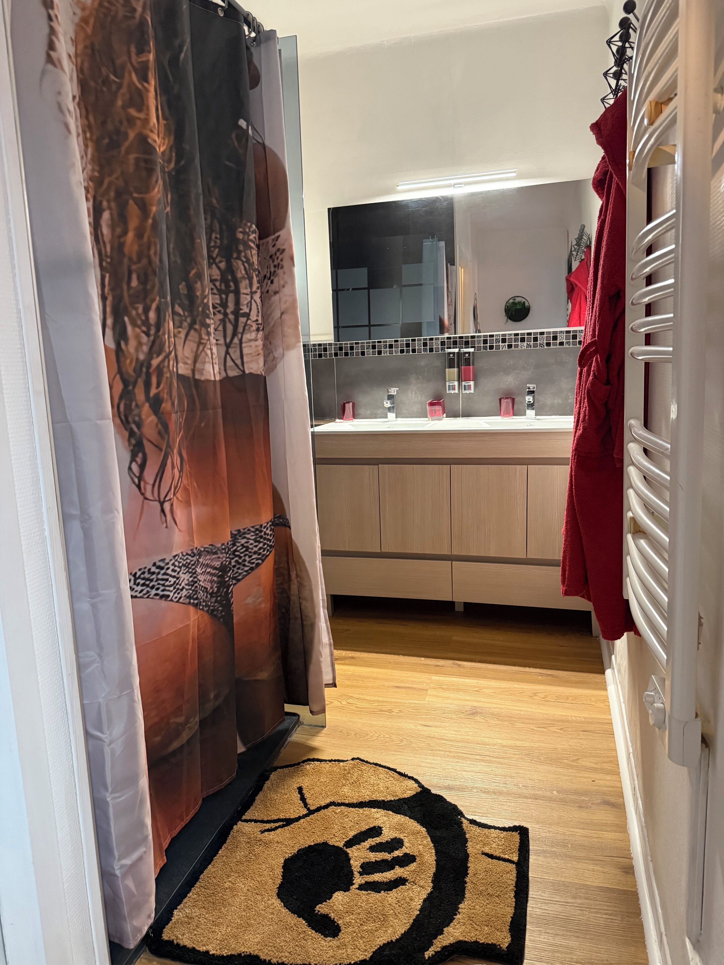 Dusj, hårføner, håndklær og såpe