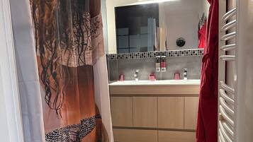 Dusche, Haartrockner, Handtücher, Seife