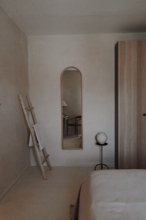 Quarto econômico | Frigobar, cofres nos quartos, cortinas blackout, quartos à prova de som