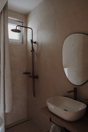 Quarto econômico | Banheiro | Chuveiro, secador de cabelo, roupões de banho, chinelos