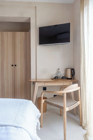 Classic Room | Minibar, in-room safe, blackout curtains, soundproofing - Loor Luxury Retreat (Split)