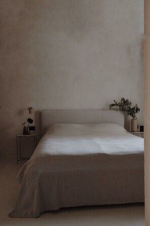 Quarto econômico | Frigobar, cofres nos quartos, cortinas blackout, quartos à prova de som