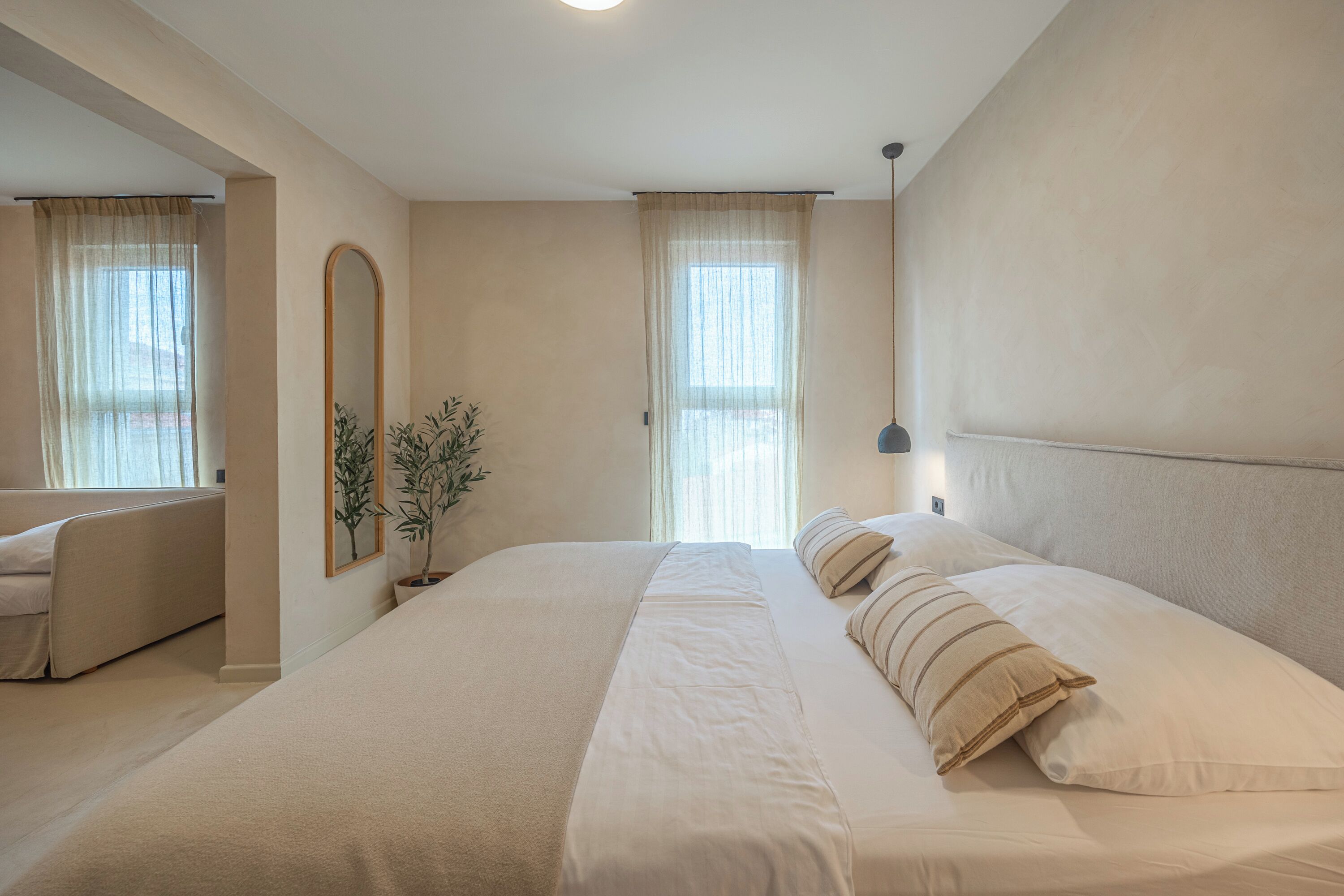 Junior Room | Minibar, in-room safe, blackout drapes, soundproofing