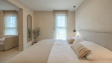 Junior Room | Minibar, in-room safe, blackout drapes, soundproofing