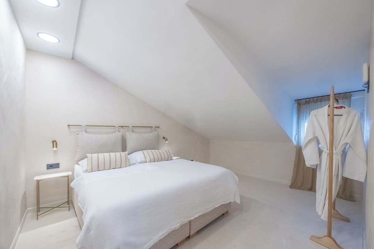 Suíte estúdio luxo | Frigobar, cofres nos quartos, cortinas blackout, quartos à prova de som