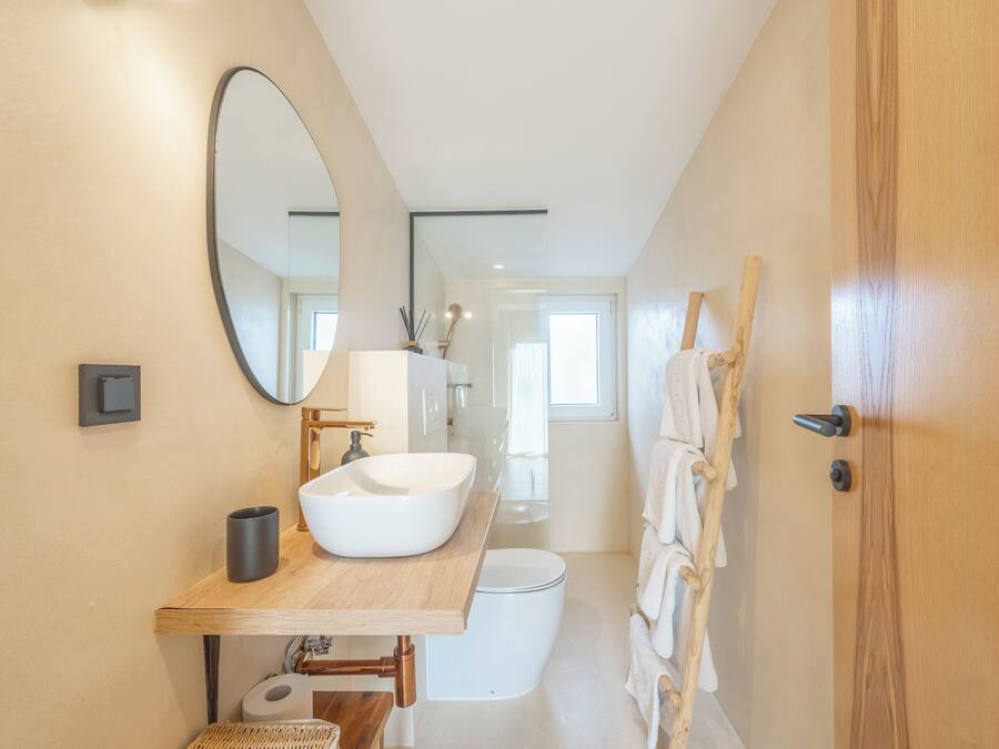 Deluxe-Studiosuite | Badezimmer | Dusche, Haartrockner, Bademäntel, Hausschuhe