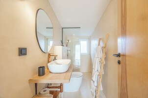 Deluxe-Studiosuite | Badezimmer | Dusche, Haartrockner, Bademäntel, Hausschuhe