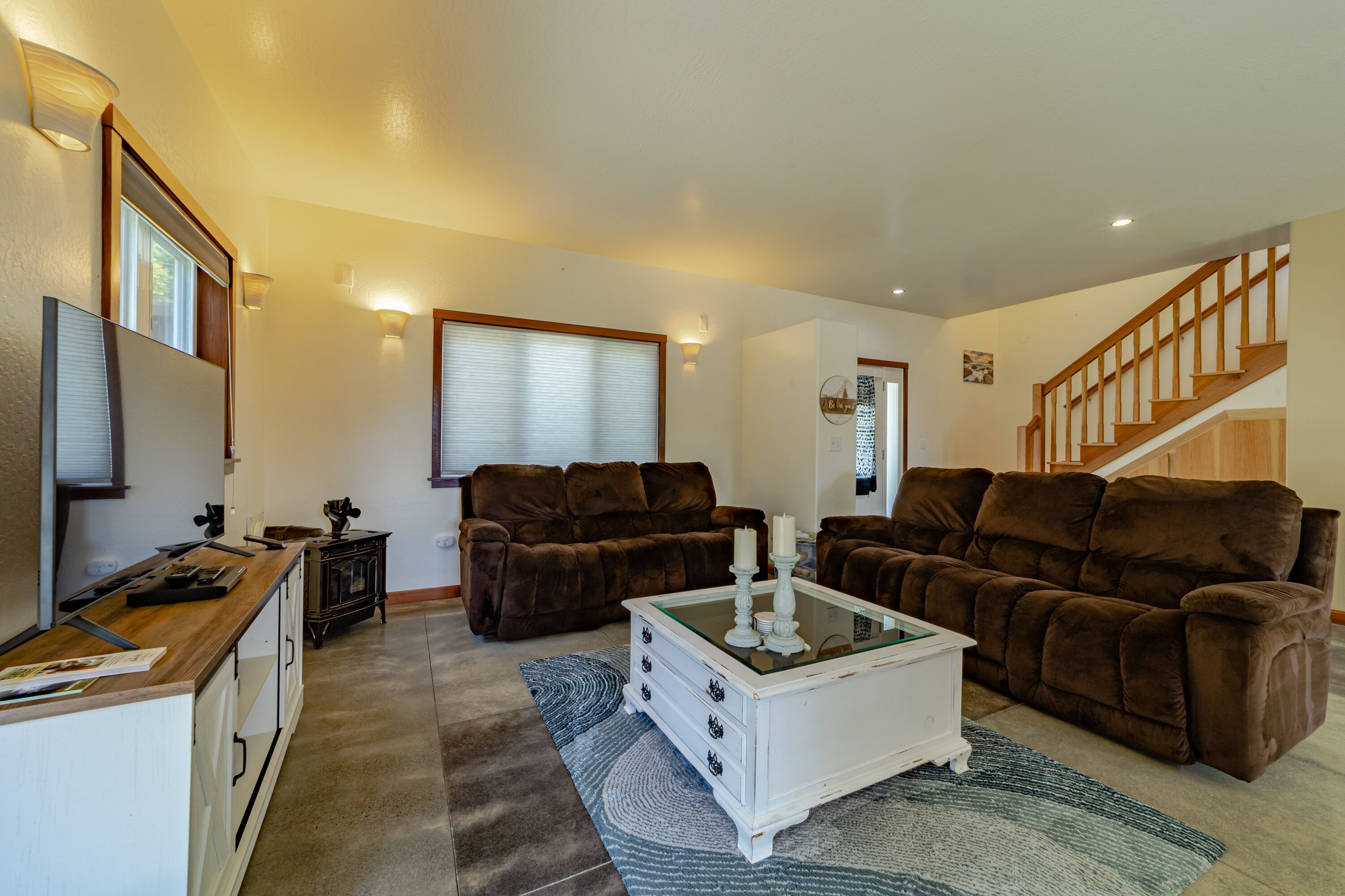 Private, pet friendly home, large ocean view deck, close to beaches and trails