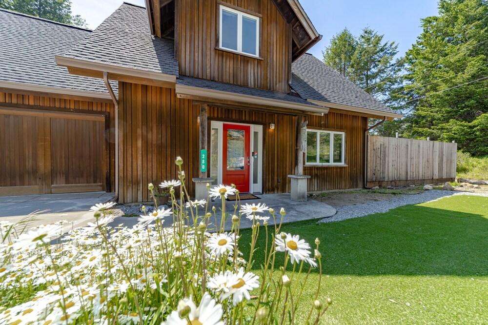 Private, pet friendly home, large ocean view deck, close to beaches and trails
