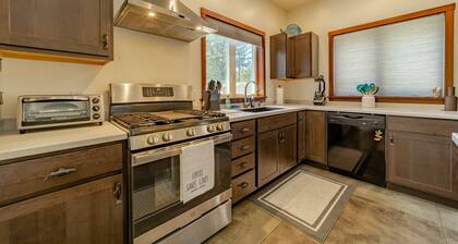 EV charger, pet friendly, large ocean view deck, close to beaches, sleeps 8
