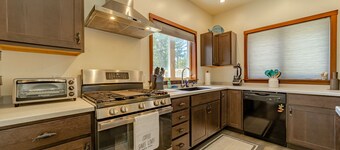 EV charger, pet friendly, large ocean view deck, close to beaches, sleeps 8