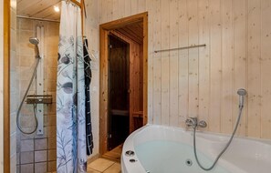Shower - Gorgeous home in ørsted with kitchen (Ørsted)