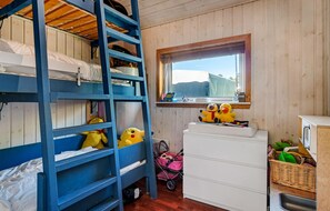 5 bedrooms, travel cot, free WiFi