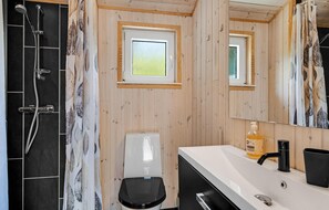 Shower - Gorgeous home in ørsted with kitchen (Ørsted)