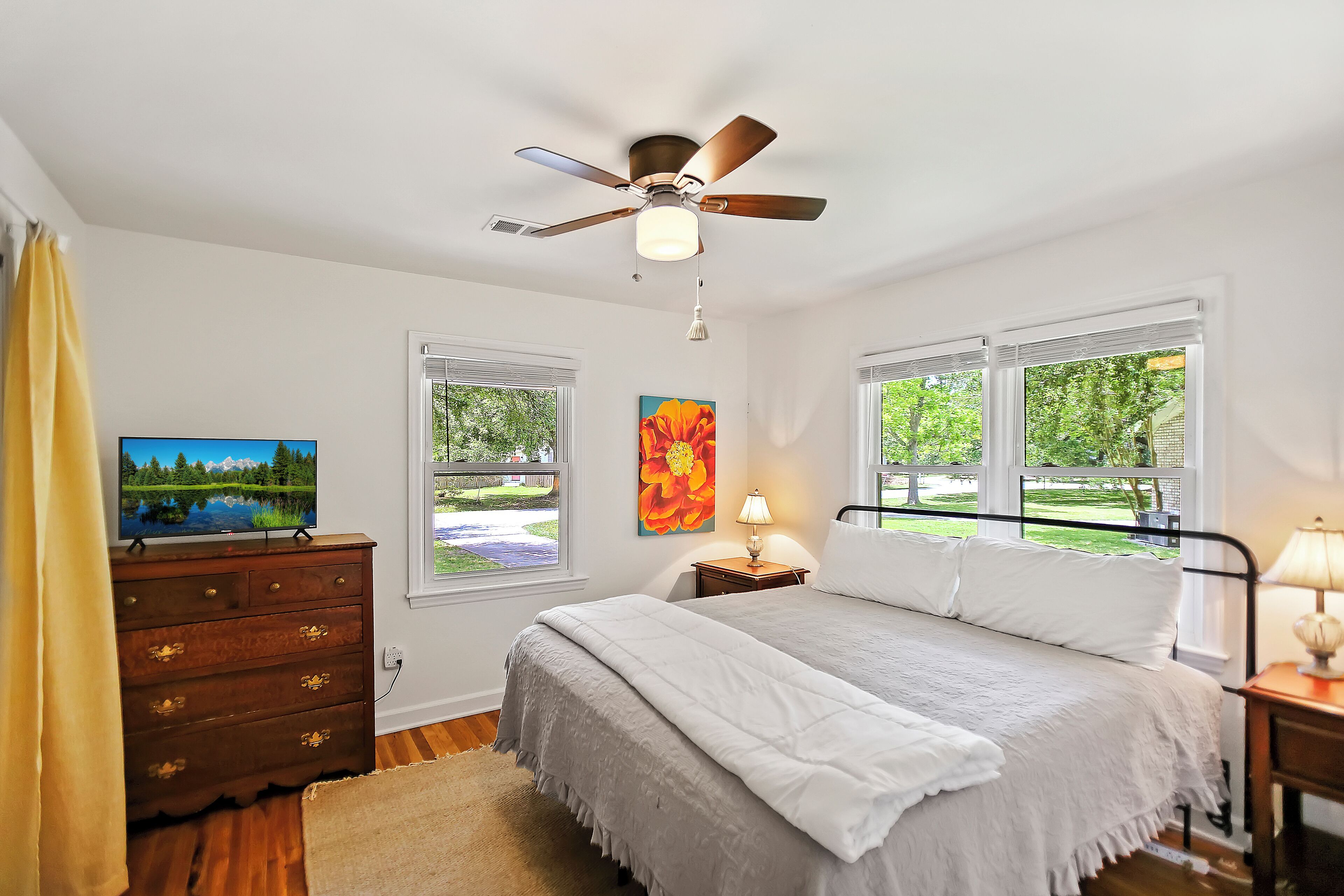 Charming Getaway 5 Min To Beach, Big Yard, Pet Friendly