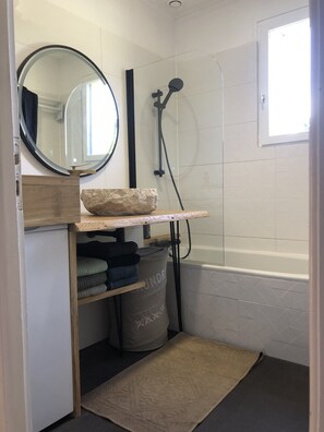 Douche, séchoir à cheveux, serviettes fournies, savon