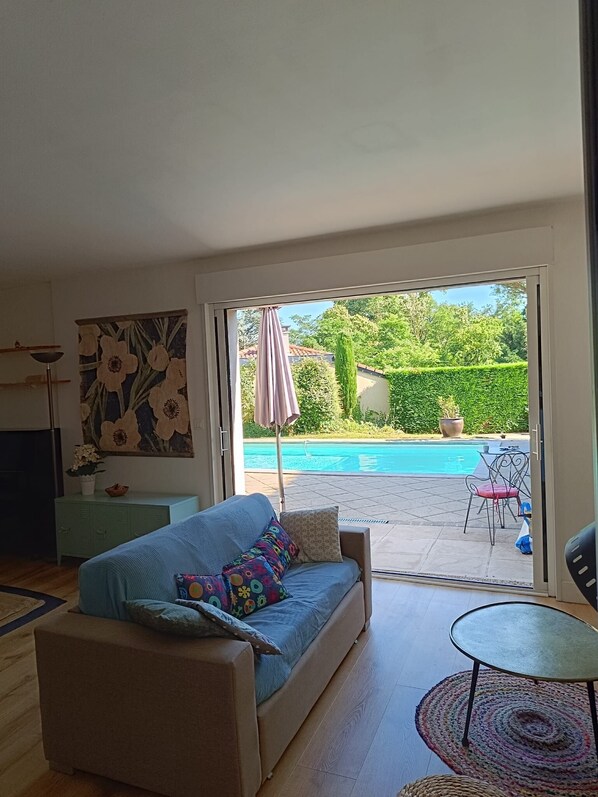 Televisión, reproductor de DVD, tenis de mesa y libros 