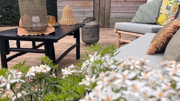 An outdoor seating area with a table, chairs, and decorative items. - Maison, Piscine Privée et Terrain de Boules, au Calme (Trévoux)