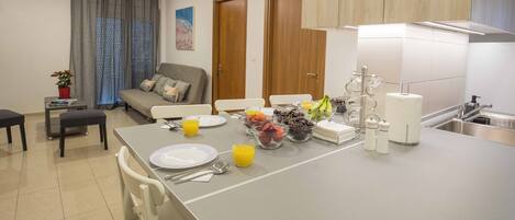Family Suite, Multiple Beds | Private kitchen | Full-sized fridge, microwave, oven, dishwasher
