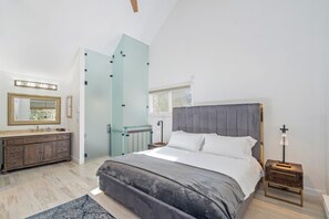 2 soverom, strykejern/-brett, reiseseng for barn og wi-fi (inkludert)