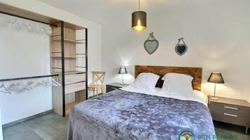 3 bedrooms, iron/ironing board, travel cot, free WiFi