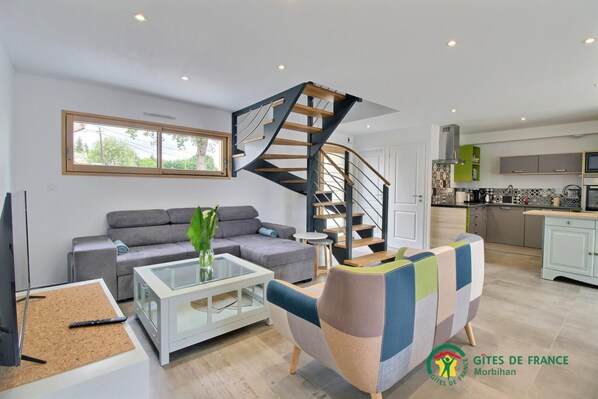 Tv och ett bordtennisbord