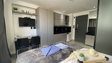 Apartamento básico | 1 quarto, espaço de trabalho para notebook, Wi-Fi de cortesia