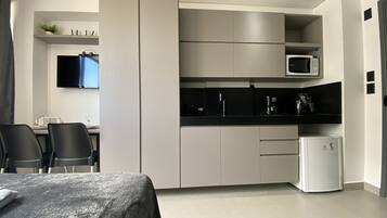 Apartamento básico | Cozinha americana privada | Micro-ondas, cafeteira/chaleira, torradeira, liquidificador