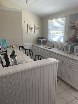 Fridge, microwave, coffee/tea maker, toaster - Right next to Rappahannock River with a million dollar view from the pool. (Tappahannock)