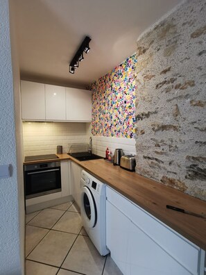 Fridge, microwave, oven, stovetop - 2 Bedroom Apartment in Vannes (Vannes)