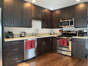 Fridge, microwave, dishwasher, electric kettle - City Center Oasis (Seattle)