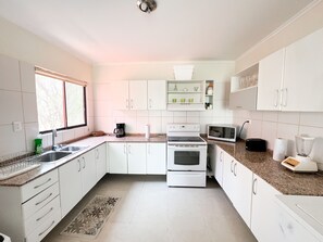 Private kitchen - 2BR/2BR w/Rooftop Terrace, steps from the Beach, Tamarindo Condo (Tamarindo)