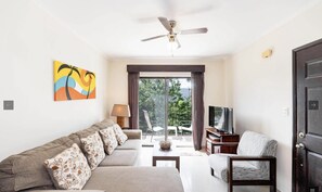 TV - 2BR/2BR w/Rooftop Terrace, steps from the Beach, Tamarindo Condo (Tamarindo)