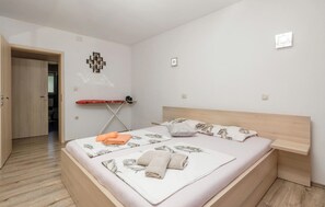 3 bedrooms, travel cot, free WiFi, bed sheets
