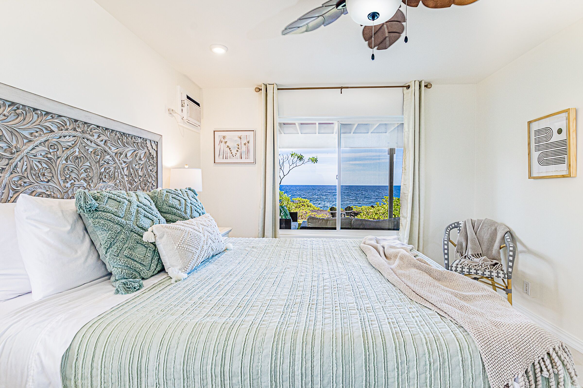 2 soverom, skrivebord, strykejern/-brett og reiseseng for barn