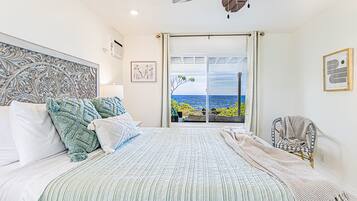 2 soverom, skrivebord, strykejern/-brett og reiseseng for barn