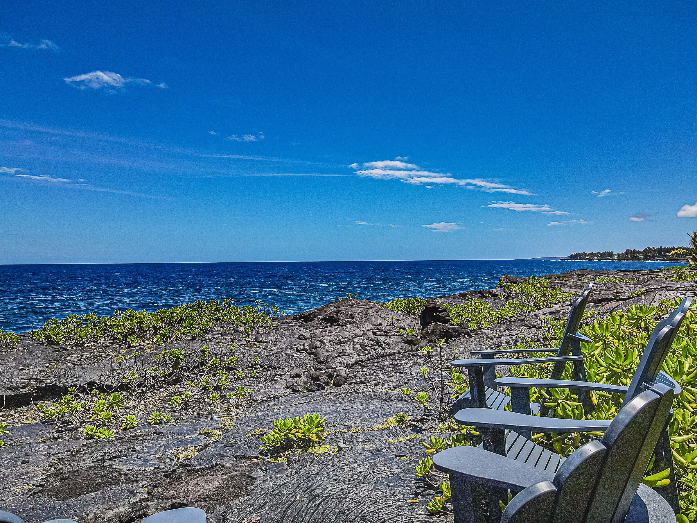 På stranden, solsenger og strandhåndklær