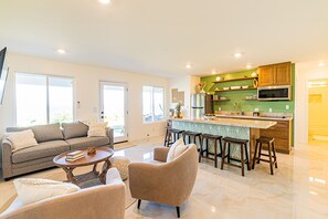 Smart TV, books, music library, video library - Pele's Paradise- Absolute Oceanfront Paradise with Air Conditioning! (Keaau)