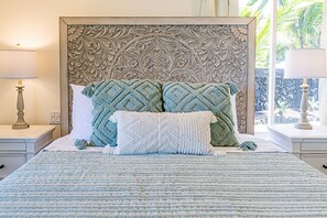 2 bedrooms, desk, iron/ironing board, travel cot - Pele's Paradise- Absolute Oceanfront Paradise with Air Conditioning! (Keaau)