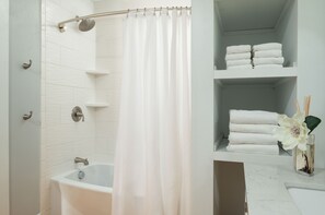 Dusche, Haartrockner, Handtücher, Seife