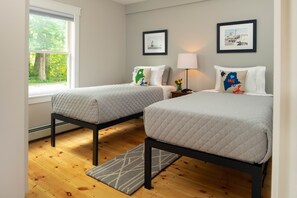 2 habitaciones, tabla de planchar con plancha y cuna de viaje 