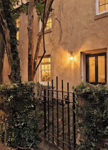 Timeless Charleston Charm: Cozy 1807 Haven with Fire Glow & Private Patio Dreams
