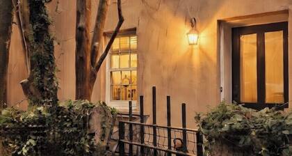 Timeless Charleston Charm: Cozy 1807 Haven with Fire Glow & Private Patio Dreams