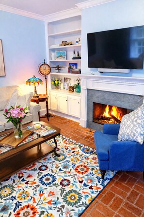 Smart TV, fireplace, printers - Timeless Charleston Charm: Cozy 1807 Haven with Fire Glow & Private Patio Dreams (Charleston)